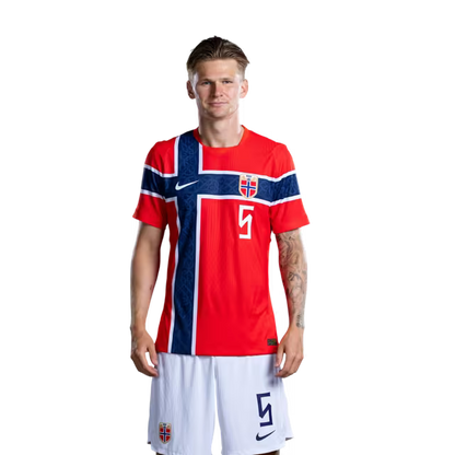 Norges landslag i fotball VM-drakt 2026 (spillerversjon/kampversjon) — Forsvarere: Nr. 3 Kristoffer AJER, nr. 4 Leo Østigard, nr. 5 David Møller Wolfe