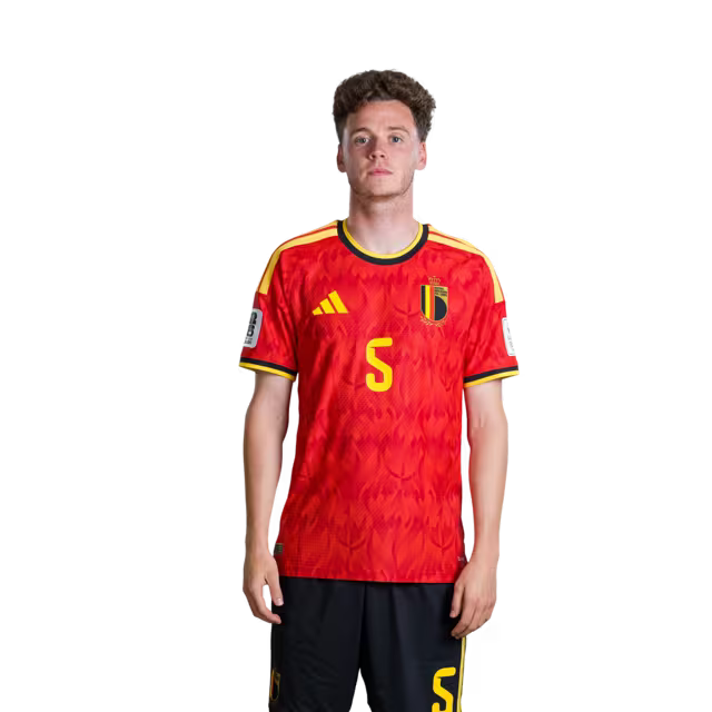 Belgisch nationaal voetbalelftal – WK 2026-shirt (spelersversie/wedstrijdversie) — Verdedigers: nr. 5 Maxim DE CUYPER, nr. 15 Thomas MEUNIER, nr. 16 Koni DE WINTER