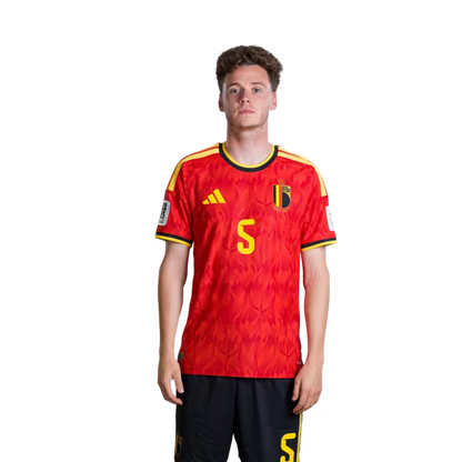 Belgisch nationaal voetbalelftal – WK 2026-shirt (spelersversie/wedstrijdversie) — Verdedigers: nr. 5 Maxim DE CUYPER, nr. 15 Thomas MEUNIER, nr. 16 Koni DE WINTER