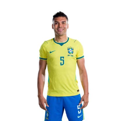 Camisa da Seleção Brasileira para a Copa do Mundo de 2026 (Versão Jogador/Versão de Jogo) — Meio-campistas: Nº 2 EDERSON SILVA, Nº 5 CASEMIRO, Nº 8 BRUNO GUIMARÃES