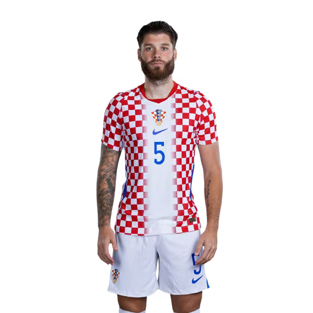 Dres hrvatske nogometne reprezentacije za Svjetsko prvenstvo 2026. (verzija za igrača/verzija za utakmicu) — Obrambeni igrači: Br. 5 Duje CALETA-CAR, Br. 6 Josip ŠUTALO, Br. 18 Kristijan JAKIĆ