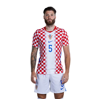 Dres hrvatske nogometne reprezentacije za Svjetsko prvenstvo 2026. (verzija za igrača/verzija za utakmicu) — Obrambeni igrači: Br. 5 Duje CALETA-CAR, Br. 6 Josip ŠUTALO, Br. 18 Kristijan JAKIĆ