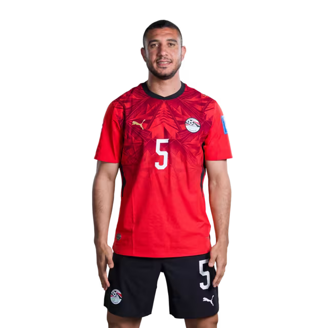 قميص المنتخب المصري لكرة القدم لكأس العالم 2026 (نسخة اللاعبين/نسخة المباريات) — المدافعون: رقم 5 رامي ربيعة، رقم 6 محمد عبد المنعم، رقم 13 أحمد فتوح.