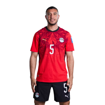 قميص المنتخب المصري لكرة القدم لكأس العالم 2026 (نسخة اللاعبين/نسخة المباريات) — المدافعون: رقم 5 رامي ربيعة، رقم 6 محمد عبد المنعم، رقم 13 أحمد فتوح.