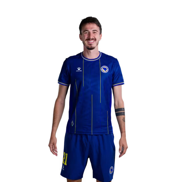 Dres Bosne i Hercegovine za Svjetsko prvenstvo 2026. - Verzija za igrače - Verzija za utakmicu - Odbrambeni igrači: Br. 21 Stjepan RADELJIĆ, Br. 23 Arjan MALIĆ