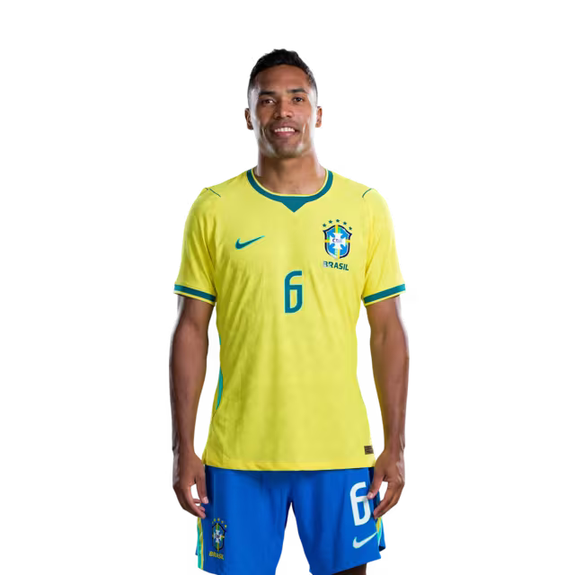Camisa da Seleção Brasileira para a Copa do Mundo de 2026 (Versão Jogador/Versão de Jogo) — Defensores: Nº 3 GABRIEL MAGALHÃES, Nº 4 MARQUINHOS, Nº 6 ALEX SANDRO
