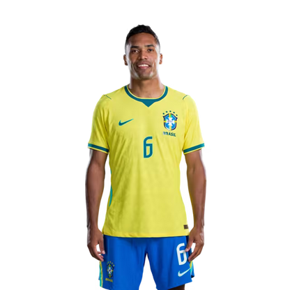 Camisa da Seleção Brasileira para a Copa do Mundo de 2026 (Versão Jogador/Versão de Jogo) — Defensores: Nº 3 GABRIEL MAGALHÃES, Nº 4 MARQUINHOS, Nº 6 ALEX SANDRO