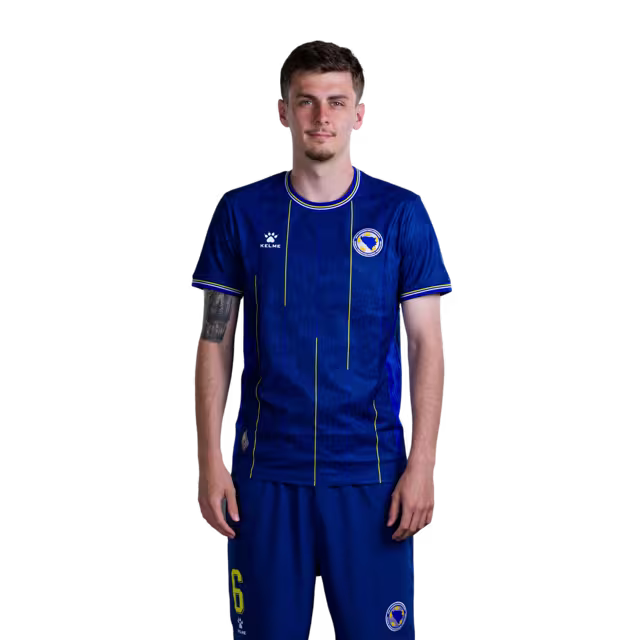 Dres fudbalske reprezentacije Bosne i Hercegovine za Svjetsko prvenstvo u fudbalu 2026. (verzija za igrače i verzija za utakmice) - Vezisti: Br. 6 Benjamin TAHIROVIĆ, Br. 8 Armin GIGOVIĆ, Br. 13 Ivan BAŠIĆ