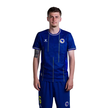 Dres fudbalske reprezentacije Bosne i Hercegovine za Svjetsko prvenstvo u fudbalu 2026. (verzija za igrače i verzija za utakmice) - Vezisti: Br. 6 Benjamin TAHIROVIĆ, Br. 8 Armin GIGOVIĆ, Br. 13 Ivan BAŠIĆ