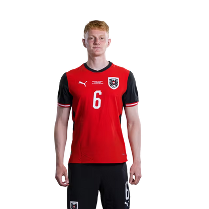 Österreichisches Nationalmannschaftstrikot für die WM 2026 (Spielerversion/Match-Version) – Mittelfeldspieler: Nr. 4 Xaver Schlager, Nr. 6 Nicolas Seiwald, Nr. 9 Marcel Sabitzer