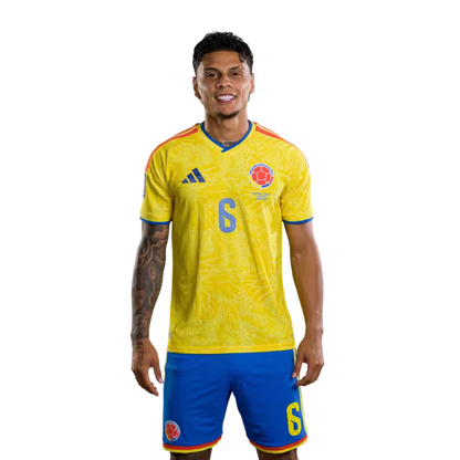 Camiseta de la Selección Nacional de Fútbol de Colombia para el Mundial 2026 (Versión jugador/Versión partido) — Centrocampistas: N.º 5 Kevin CASTAÑO, N.º 6 Richard RÍOS, N.º 8 Jorge CARRASCAL