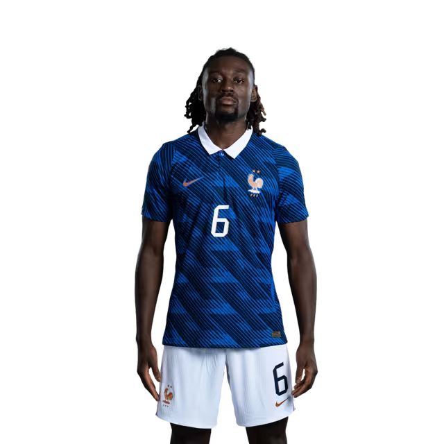 Maillot de l'équipe de France de football pour la Coupe du Monde 2026 (version joueur/version match) — Milieux de terrain : n° 6 Manu Koné, n° 8 Aurélien Tchouaméni, n° 13...