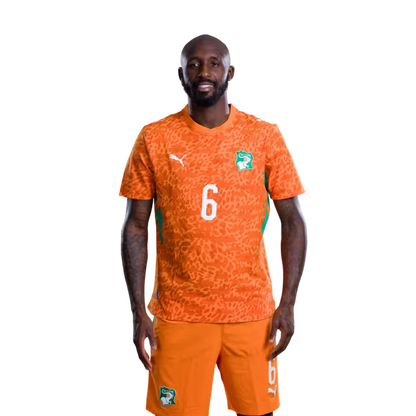 Maillot de l'équipe nationale de Côte d'Ivoire pour la Coupe du Monde 2026 (Version joueur/Version match) — Milieux de terrain : n° 4 Jean Michael Seri, n° 6 Seko Fofana, n° 8 Franck Kessie