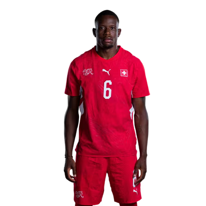 Schweizer Fußballnationalmannschaftstrikot 2026 (Spielerversion/Spielversion) — Mittelfeldspieler: Nr. 6 Denis Zakaria, Nr. 8 Remo Freuder, Nr. 9 Johan Manzambi