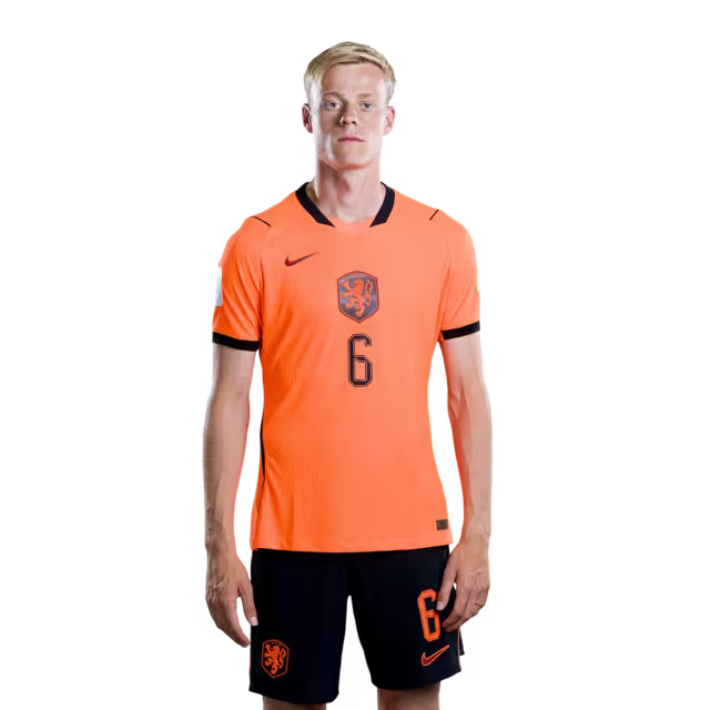 Nederlands elftal WK-shirt 2026 (spelersversie/wedstrijdversie) — Verdedigers: nr. 6 Jan Paul VAN HECKE, nr. 12 Mats WIEFFER, nr. 15 Micky VAN DE VEN