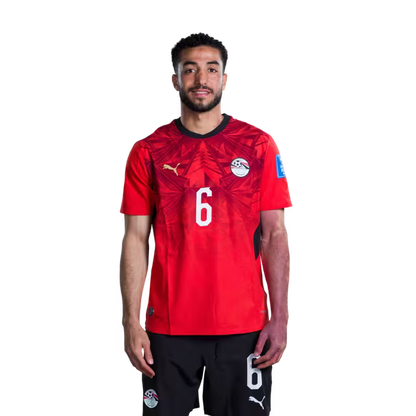 قميص المنتخب المصري لكرة القدم لكأس العالم 2026 (نسخة اللاعبين/نسخة المباريات) — المدافعون: رقم 5 رامي ربيعة، رقم 6 محمد عبد المنعم، رقم 13 أحمد فتوح.