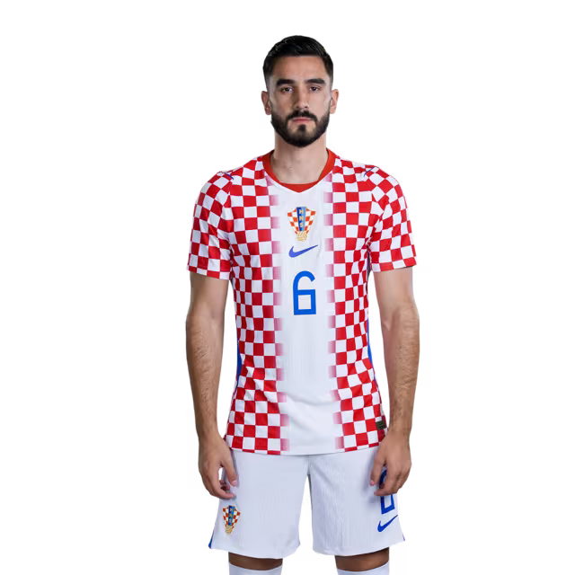 Dres hrvatske nogometne reprezentacije za Svjetsko prvenstvo 2026. (verzija za igrača/verzija za utakmicu) — Obrambeni igrači: Br. 5 Duje CALETA-CAR, Br. 6 Josip ŠUTALO, Br. 18 Kristijan JAKIĆ