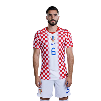 Dres hrvatske nogometne reprezentacije za Svjetsko prvenstvo 2026. (verzija za igrača/verzija za utakmicu) — Obrambeni igrači: Br. 5 Duje CALETA-CAR, Br. 6 Josip ŠUTALO, Br. 18 Kristijan JAKIĆ