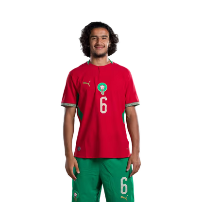 قميص المنتخب المغربي لكرة القدم لكأس العالم 2026 (نسخة اللاعبين/نسخة المباريات) — لاعبو الوسط: رقم 4 سفيان أمرابط، رقم 6 أيوب بوعدي، رقم 7 شمس الدين الطالبي.