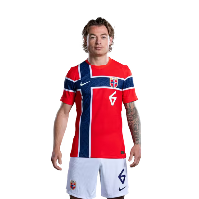 Norges landslag i fotball VM-drakt 2026 (spillerversjon/kampversjon) — Midtbanespillere: Nr. 2 Morten Thorsby, Nr. 6 Patrick BERG, Nr. 8 Sander BERGE