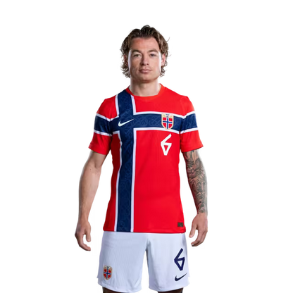 Norges landslag i fotball VM-drakt 2026 (spillerversjon/kampversjon) — Midtbanespillere: Nr. 2 Morten Thorsby, Nr. 6 Patrick BERG, Nr. 8 Sander BERGE