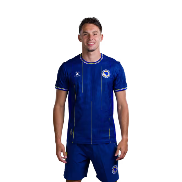 Dres Bosne i Hercegovine za Svjetsko prvenstvo 2026. - Verzija za igrače - Verzija za utakmicu - Odbrambeni igrači: Br. 5 Sead KOLASINAC, Br. 7 Amar DEDIĆ, Br. 18 Nikola KATIĆ