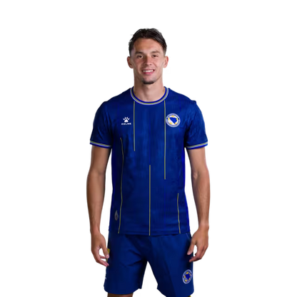 Dres Bosne i Hercegovine za Svjetsko prvenstvo 2026. - Verzija za igrače - Verzija za utakmicu - Odbrambeni igrači: Br. 5 Sead KOLASINAC, Br. 7 Amar DEDIĆ, Br. 18 Nikola KATIĆ