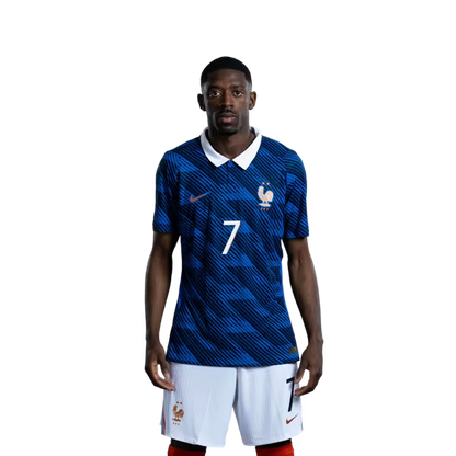 Maillot de l'équipe de France de football pour la Coupe du Monde 2026 (Version joueur/Version match) — Attaquants : n° 7 Ousmane DEMBÉLÉ, n° 9 Marcus THURAM, n° 10 Kylian MBAPPÉ