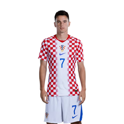 Dres hrvatske nogometne reprezentacije za Svjetsko prvenstvo 2026. (verzija za igrača/verzija za utakmicu) — Veznjaci: Br. 7 Nikola Moro, Br. 8 Mateo KOVAČIĆ, Br. 10 Luka MODRIĆ