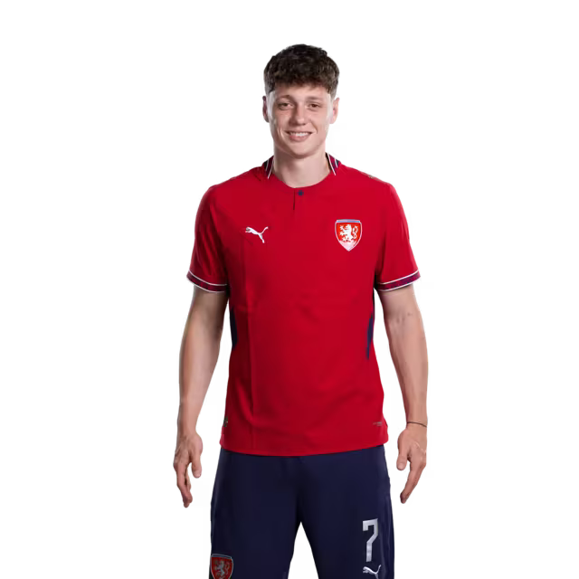 Dres české fotbalové reprezentace pro mistrovství světa 2026 (verze hráče/verze zápasu) — obránci: č. 5 Vladimír COUFAL, č. 6 Štěpán CHALOUPEK, č. 7 Ladislav KREJČÍ