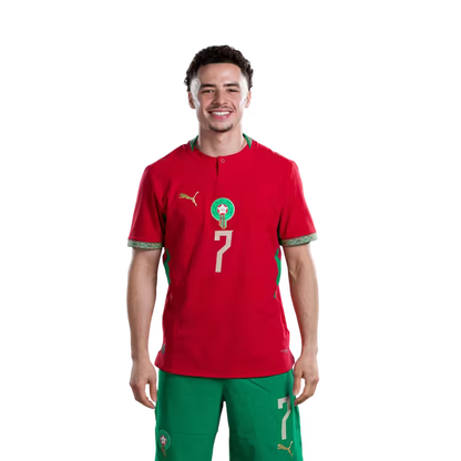 قميص المنتخب المغربي لكرة القدم لكأس العالم 2026 (نسخة اللاعبين/نسخة المباريات) — لاعبو الوسط: رقم 4 سفيان أمرابط، رقم 6 أيوب بوعدي، رقم 7 شمس الدين الطالبي.
