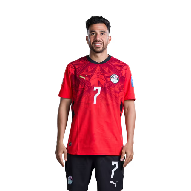 قميص المنتخب المصري لكرة القدم لكأس العالم 2026 (نسخة اللاعبين/نسخة المباريات) — خط الهجوم: رقم 7 تريزيجيه، رقم 9 حمزة عبد الكريم، رقم 10 محمد صلاح.