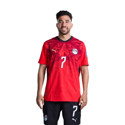 قميص المنتخب المصري لكرة القدم لكأس العالم 2026 (نسخة اللاعبين/نسخة المباريات) — خط الهجوم: رقم 7 تريزيجيه، رقم 9 حمزة عبد الكريم، رقم 10 محمد صلاح.
