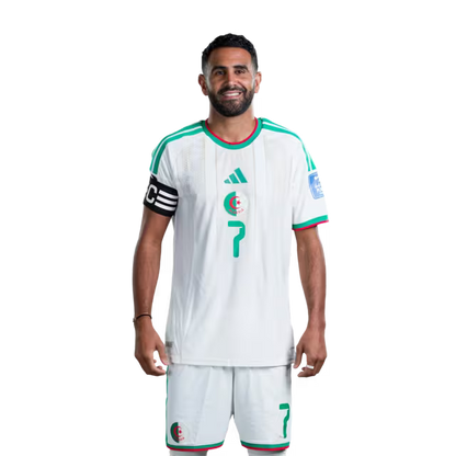 قميص المنتخب الجزائري لكرة القدم لكأس العالم 2026 (نسخة اللاعبين/نسخة المباريات) - المهاجمون: رقم 7 رياض محرز، رقم 9 أمين غويري، رقم 11 أنيس حاج موسى