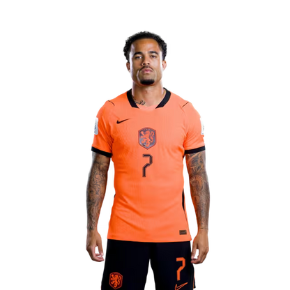 Nederlands elftal WK-shirt 2026 (spelersversie/wedstrijdversie) — Middenvelders: nr. 3 Marten DE ROON, nr. 7 Justin KLUIVERT, nr. 8 Ryan GRAVENBERCH