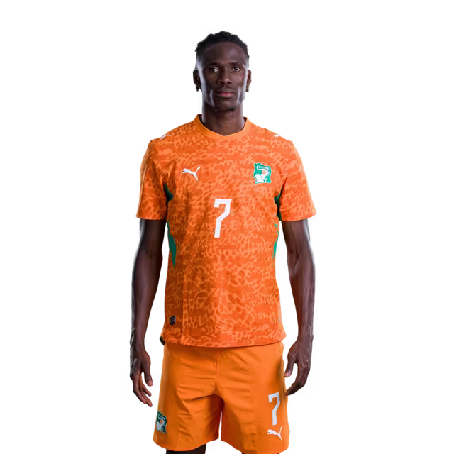 Maillot de l'équipe nationale de Côte d'Ivoire pour la Coupe du Monde 2026 (Version joueur/Version match) — Défenseurs : n° 7 Odilon Kossounou, n° 3 Christopher Operari, n° 17 Guela Doue