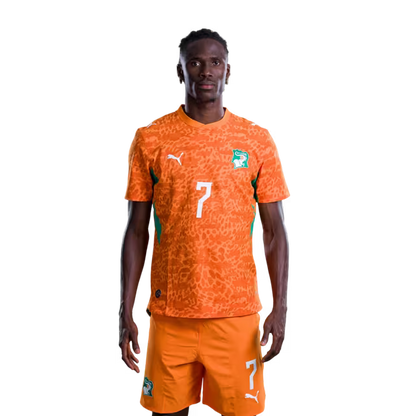 Maillot de l'équipe nationale de Côte d'Ivoire pour la Coupe du Monde 2026 (Version joueur/Version match) — Défenseurs : n° 7 Odilon Kossounou, n° 3 Christopher Operari, n° 17 Guela Doue