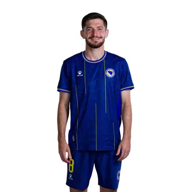 Dres fudbalske reprezentacije Bosne i Hercegovine za Svjetsko prvenstvo u fudbalu 2026. (verzija za igrače i verzija za utakmice) - Vezisti: Br. 6 Benjamin TAHIROVIĆ, Br. 8 Armin GIGOVIĆ, Br. 13 Ivan BAŠIĆ