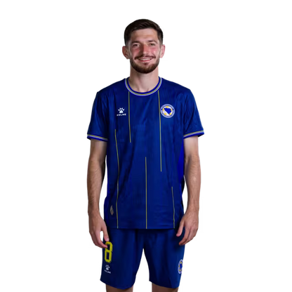 Dres fudbalske reprezentacije Bosne i Hercegovine za Svjetsko prvenstvo u fudbalu 2026. (verzija za igrače i verzija za utakmice) - Vezisti: Br. 6 Benjamin TAHIROVIĆ, Br. 8 Armin GIGOVIĆ, Br. 13 Ivan BAŠIĆ