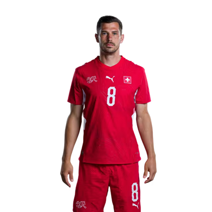 Schweizer Fußballnationalmannschaftstrikot 2026 (Spielerversion/Spielversion) — Mittelfeldspieler: Nr. 6 Denis Zakaria, Nr. 8 Remo Freuder, Nr. 9 Johan Manzambi