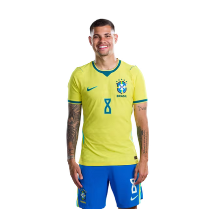 Camisa da Seleção Brasileira para a Copa do Mundo de 2026 (Versão Jogador/Versão de Jogo) — Meio-campistas: Nº 2 EDERSON SILVA, Nº 5 CASEMIRO, Nº 8 BRUNO GUIMARÃES