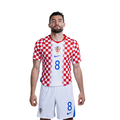 Dres hrvatske nogometne reprezentacije za Svjetsko prvenstvo 2026. (verzija za igrača/verzija za utakmicu) — Veznjaci: Br. 7 Nikola Moro, Br. 8 Mateo KOVAČIĆ, Br. 10 Luka MODRIĆ