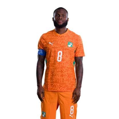 Maillot de l'équipe nationale de Côte d'Ivoire pour la Coupe du Monde 2026 (Version joueur/Version match) — Milieux de terrain : n° 4 Jean Michael Seri, n° 6 Seko Fofana, n° 8 Franck Kessie