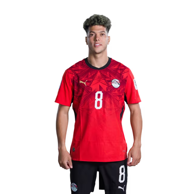 قميص المنتخب المصري لكرة القدم لكأس العالم 2026 (نسخة اللاعبين/نسخة المباريات) — لاعبو الوسط: رقم 8 إمام عاشور، رقم 11 مصطفى زيكو، رقم 14 حمدي فتحي.