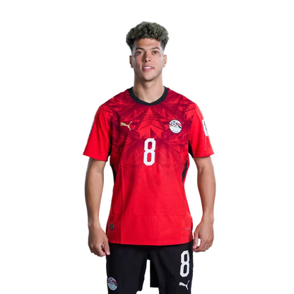 قميص المنتخب المصري لكرة القدم لكأس العالم 2026 (نسخة اللاعبين/نسخة المباريات) — لاعبو الوسط: رقم 8 إمام عاشور، رقم 11 مصطفى زيكو، رقم 14 حمدي فتحي.
