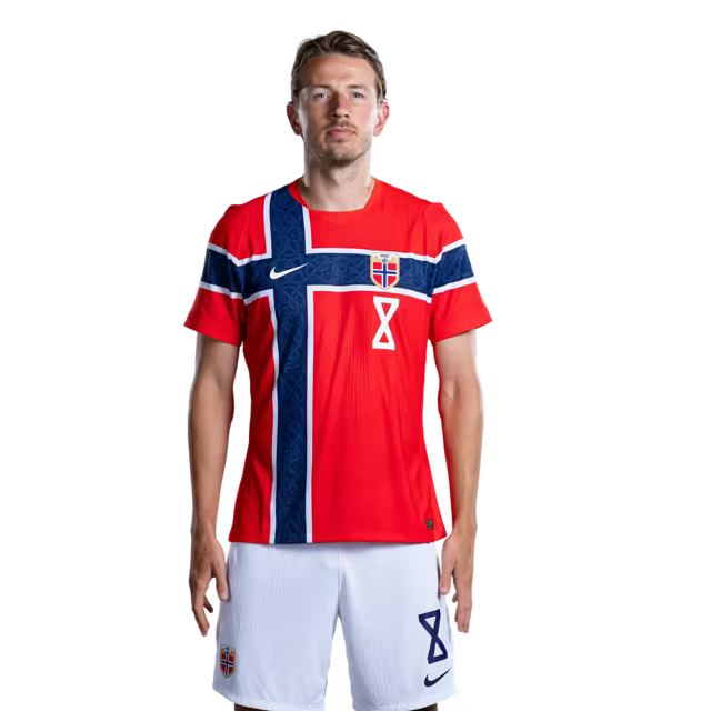 Norges landslag i fotball VM-drakt 2026 (spillerversjon/kampversjon) — Midtbanespillere: Nr. 2 Morten Thorsby, Nr. 6 Patrick BERG, Nr. 8 Sander BERGE