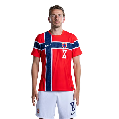 Norges landslag i fotball VM-drakt 2026 (spillerversjon/kampversjon) — Midtbanespillere: Nr. 2 Morten Thorsby, Nr. 6 Patrick BERG, Nr. 8 Sander BERGE