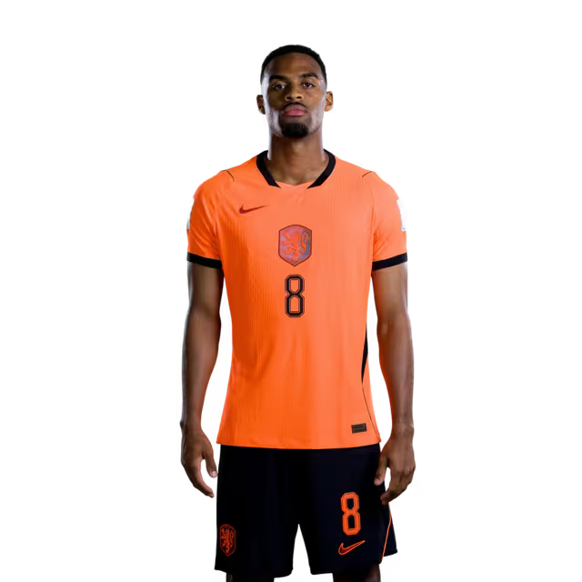 Nederlands elftal WK-shirt 2026 (spelersversie/wedstrijdversie) — Middenvelders: nr. 3 Marten DE ROON, nr. 7 Justin KLUIVERT, nr. 8 Ryan GRAVENBERCH