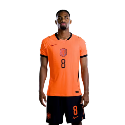 Nederlands elftal WK-shirt 2026 (spelersversie/wedstrijdversie) — Middenvelders: nr. 3 Marten DE ROON, nr. 7 Justin KLUIVERT, nr. 8 Ryan GRAVENBERCH