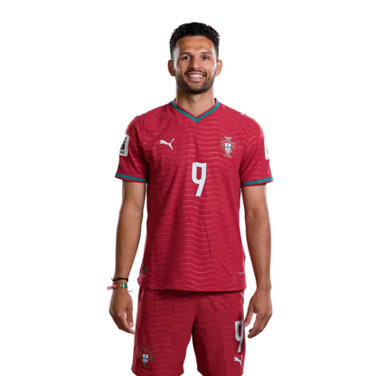 Camisola da Seleção Portuguesa de Futebol para o Mundial 2026 (versão de jogador/versão de jogo) - Avançados: Nº 7 CRISTIANO RONALDO, Nº 9 GONCALO RAMOS, Nº 11 JOAO FELIX